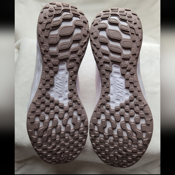 Nike, Activewear, Walking, Gym Women's Size 8 Light Pink Shoes - Picture 4 of 4